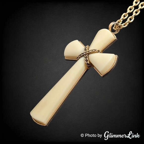 Vintage 70s Avon Juliet Cream Lucite Cross Gothic Gold Tone Pendant Necklace - Picture 3 of 7